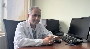 Uzmanından kontakt lensle yüzmek enfeksiyon riskini artırıyor uyarısı