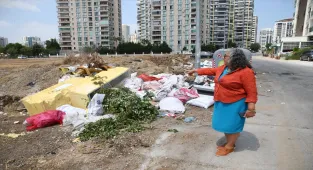 Adana Seyhan'da biriken çöpler kötü kokuya neden oluyor 