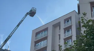 Bağcılar'da 13 katlı binanın çatısında çıkan yangın söndürüldü