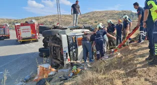 Beypazarı'nda devrilen kamyonun sürücüsü yaralandı