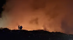 Bingöl'de çöp dökme alanında başlayıp dağlık alana sıçrayan yangın söndürüldü