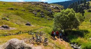 Bisikletçiler 30 Ağustos Zafer Bayramı için Ardahan'da tarihi kaleye pedal çevirdi