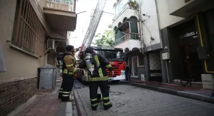 Çanakkale'de bir binanın çatısında çıkan yangın söndürüldü