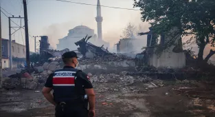 Çanakkale'deki yangında evi yanan vatandaş babası ve dedesinin fotoğraflarının yanmasına üzülüyor