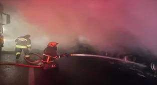 Diyarbakır'da park halindeki tır yandı