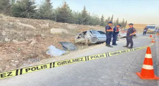 Gaziantep'te iki otomobilin çarpıştığı kazada 3 kişi öldü, 3 kişi yaralandı