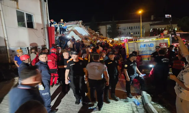 GÜNCELLEME - Balıkesir'deki depremde yıkılan binadan 1 kişi daha kurtarıldı
