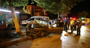 GÜNCELLEME - Denizli'de ağaca çarpan otomobildeki 2 kişi öldü, sürücü ağır yaralandı