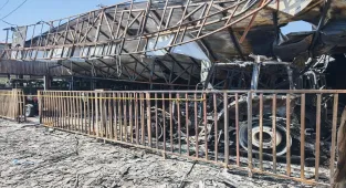 GÜNCELLEME - Diyarbakır'da çıkan yangında 3 iş yeri ve 19 traktör kullanılamaz hale geldi