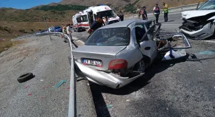 GÜNCELLEME - Erzincan'da iki otomobilin çarpıştığı kazada 3 kişi öldü, 6 kişi yaralandı