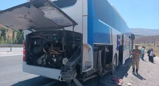 GÜNCELLEME - Erzincan'da yoldan çıkan yolcu otobüsündeki 1 kişi öldü, 4 kişi yaralandı