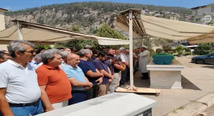 Hatay'da otomobil ile çekicinin çarpıştığı kazada ölen 3 kişinin cenazeleri defnedildi 