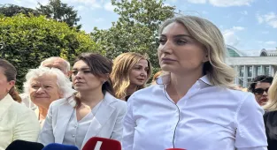 İBB'ye yönelik yolsuzluk soruşturmalarında tutuklananların yakınlarından basın açıklaması