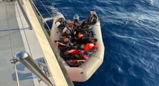 İzmir açıklarında 18 düzensiz göçmen kurtarıldı, 16 düzensiz göçmen yakalandı