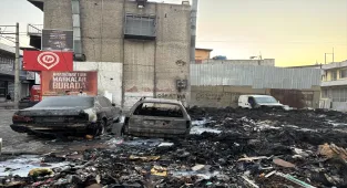 İzmir'de çöp biriktirilen alanda çıkan yangında 6 araç zarar gördü