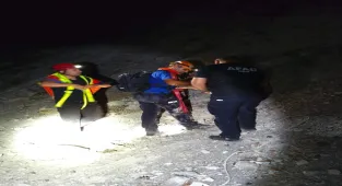 İzmir'de yürüyüş yaptıkları sırada kayalıklarda mahsur kalan 3 kişi kurtarıldı
