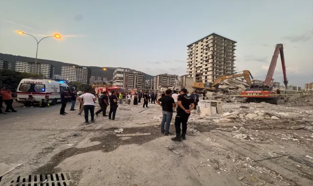 Kahramanmaraş'ta yıkımı yapılan ağır hasarlı bina iş makinesinin üzerine devrildi