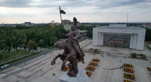 Kırgızistan'ın başkenti Bişkek'in ana sembollerinden Manas anıtı yenilendi