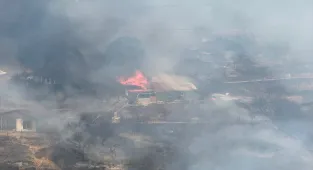 Kocaeli'de otluk alanda çıkan yangına müdahale ediliyor