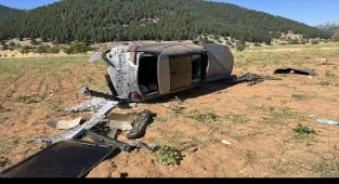 Konya'da tarlaya devrilen otomobildeki 2 kişi yaralandı