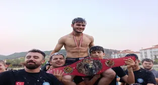 Meriç Okyay karma dövüş sanatları branşında unvan kemeri aldı