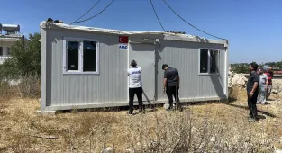 Mersin'deki orman yangınında evleri zarar görenlere konteyner desteği 