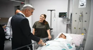 Sağlık Bakanı Memişoğlu Balıkesir'deki depremde yaralanan vatandaşları ziyaret etti