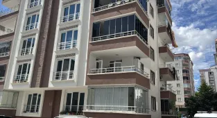 Samsun'da perde takarken 3. kattan düşen genç kız yaralandı