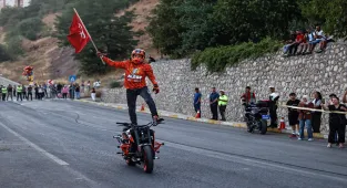 Tunceli'de motosiklet akrobasi gösterisi düzenlendi