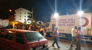 Türk Kızılay, Balıkesir'deki deprem sonrası bölgede beslenme desteği sağlıyor