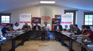 Türk ve Filistinli gazeteciler, İsrail'in Gazze'deki Nasır Hastanesine saldırılarını lanetledi: