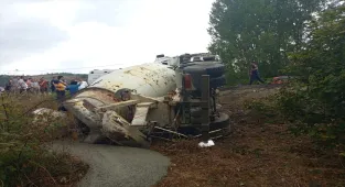 Zonguldak'ta otomobile çarparak devrilen beton mikserin sürücüsü öldü 