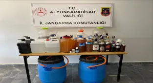 Afyonkarahisar'da sahte alkol imalatçılarına yönelik operasyonda 3 şüpheli yakalandı