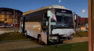 Antalya'da midibüs ile hafif ticari aracın çarpıştığı kazada 6 kişi yaralandı