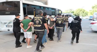Antalya'da suç örgütü operasyonunda yakalanan 2 şüpheli tutuklandı