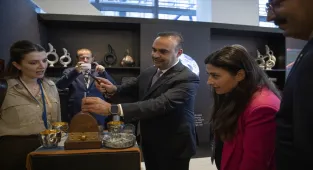 Bakan Kacır, Türkevi'nde Anadoludakiler sergisini gezdi:
