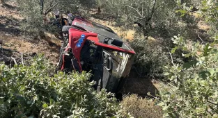 Balıkesir'de zeytinliğe devrilen halk otobüsündeki 9 kişi yaralandı