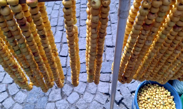 Beypazarı'nda toplanan alıçlar pazarda satılmaya başlandı