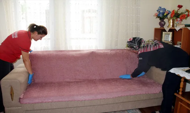 Beypazarı'nda yaşlı ve bakıma muhtaç kişilerin evlerinde kışlık temizlik yapılıyor