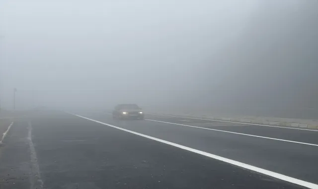 Bolu Dağı'nda etkili olan sis D-100 kara yolunda görüş mesafesini düşürdü