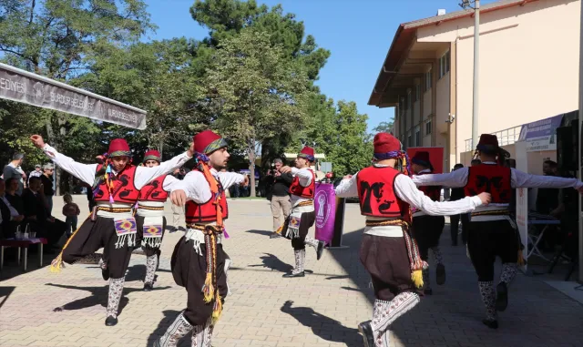 Burdur'da 54 yıllık berbere Yılın Ahisi ödülü verildi