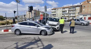 Çorum'da 3 aracın karıştığı kazada 2 kişi yaralandı