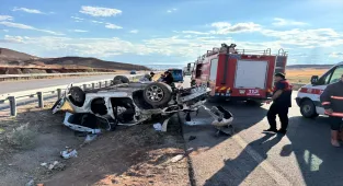 Çorum'da devrilen otomobildeki 2'si ağır 3 kişi yaralandı