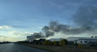 Erzurum'da boya üretim tesisinde çıkan yangına müdahale ediliyor