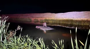 Erzurum'da kaza sonrası nehre düşen aracının üstünde yardım bekleyen sürücü ekiplerce kurtarıldı