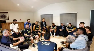 Fenerbahçe Kulübü Başkanı Saran, futbol takımıyla bir araya geldi