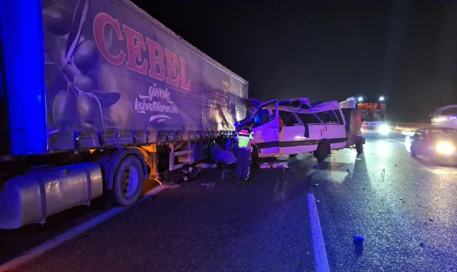 GÜNCELLEME 2 - Mersin'de tarım işçilerini taşıyan minibüsün tıra çarptığı kazada 3 kişi öldü, 16 kişi yaralandı
