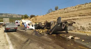 GÜNCELLEME 2 - Mersin'de tırın yolcu otobüsüne çarpması sonucu 3 kişi öldü, 7 kişi yaralandı