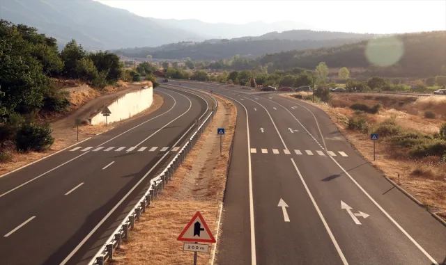 GÜNCELLEME 3 - Kastamonu'da ormanlık alandaki 2 yangına müdahale sürüyor