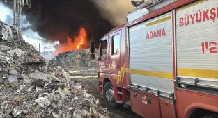 GÜNCELLEME - Adana'da geri dönüşüm fabrikasının bahçesinde çıkan yangına müdahale ediliyor